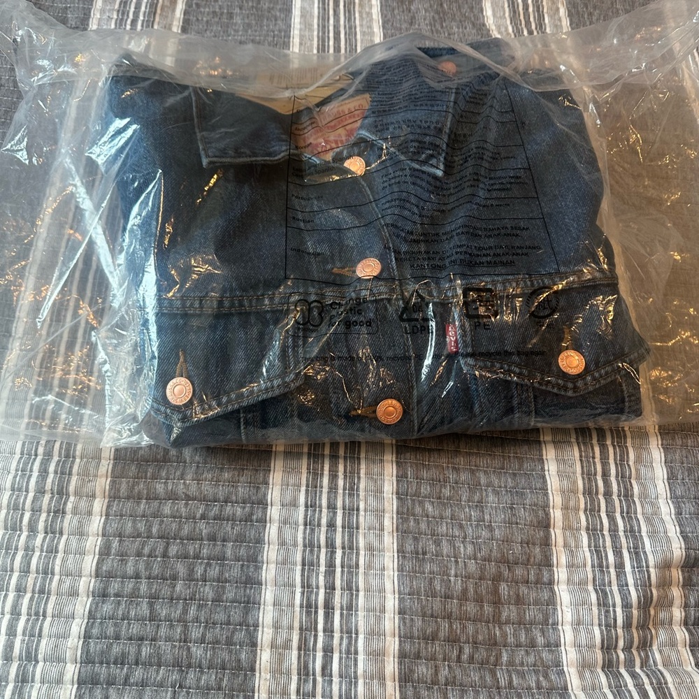 ‘90s TRUCKER JACKET Levi's Classic Blue Jean Jacket - Picture 13 of 13